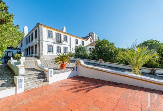On the outskirts of Lisbon, in a natural park and near the beaches, a 16th century palace and its 42 ha estate